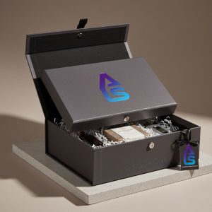remium-Magnetklappbox mit Magnetverschluss – luxuriöse Verpackung, personalisiert mit Logo von Auftrag Spiele.
